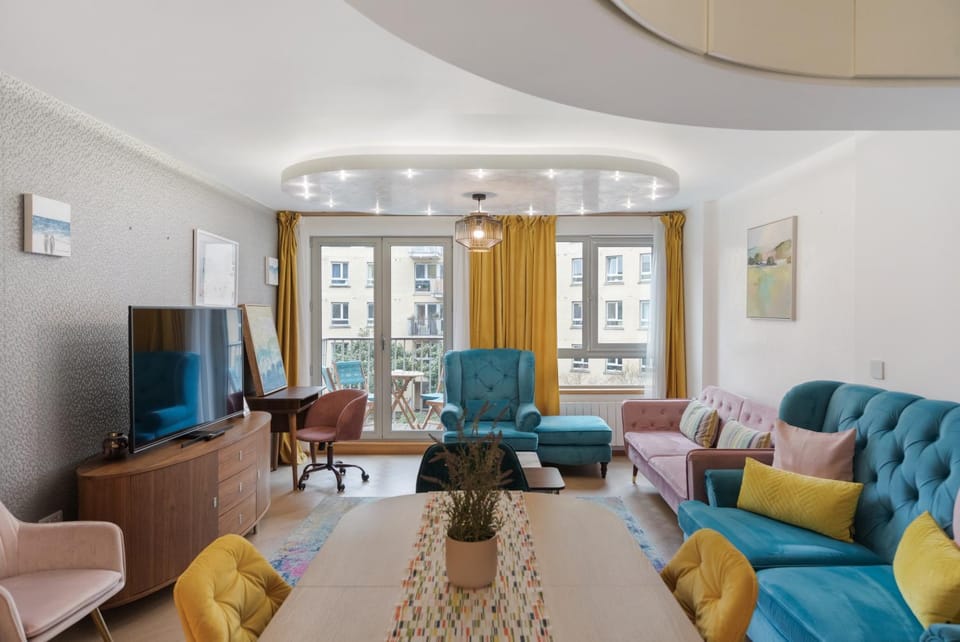 Communal lounge/ TV room, TV and multimedia, Living room, Seating area, Evening entertainment