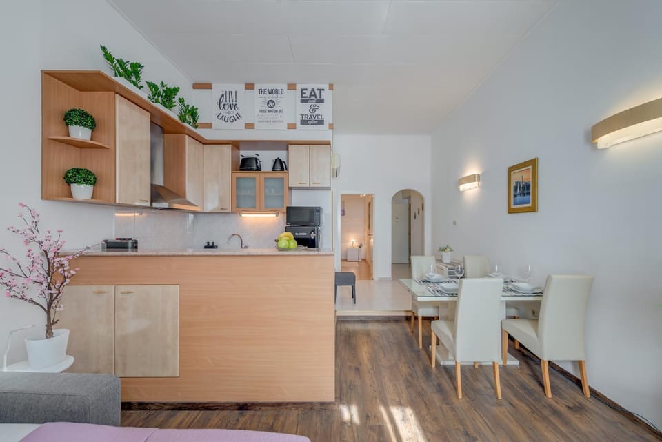 Kitchen or kitchenette, Living room, Seating area, Dining area