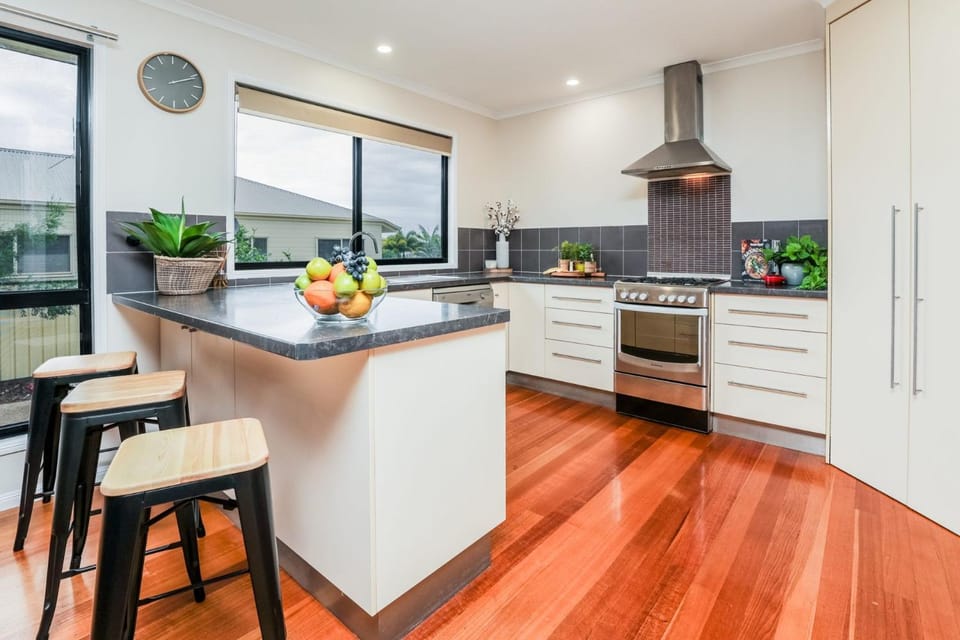 Kitchen or kitchenette, Dining area, oven, stove