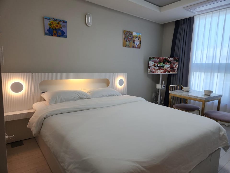 Bed, Living room, Photo of the whole room, Seating area, Bedroom