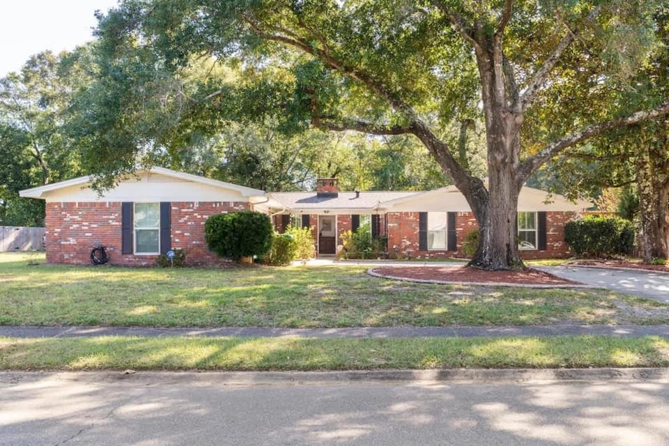 Spacious 5BR Home with Pool and Sauna! Overbrook House in Wright