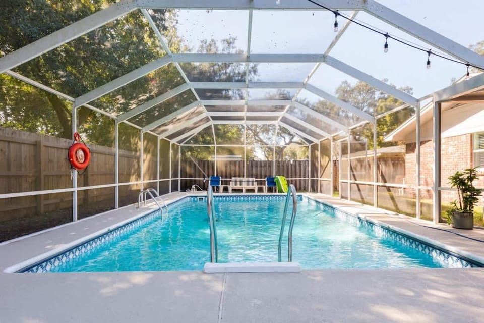 Spacious 5BR Home with Pool and Sauna! Overbrook House in Wright