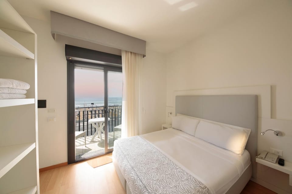 Bed, TV and multimedia, View (from property/room), Balcony/Terrace, Photo of the whole room, Bedroom, safe, wardrobe