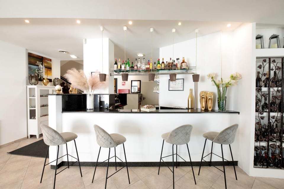 Lounge or bar, Food and drinks, Drinks, oven