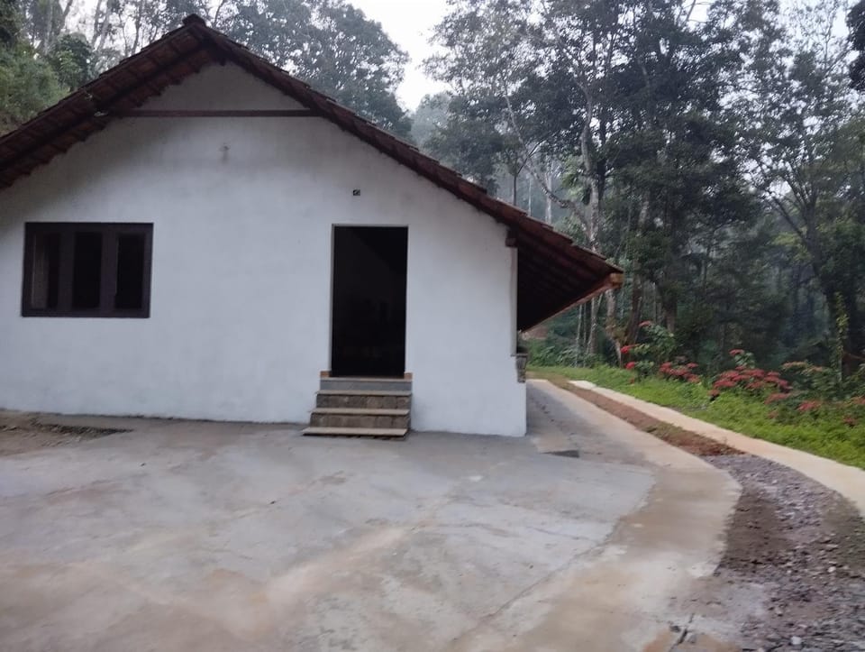 Creek Side House in Karnataka