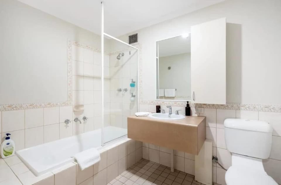 708 Enchanting Urban CBD Oasis 1BR & Balcony Apartment in Perth