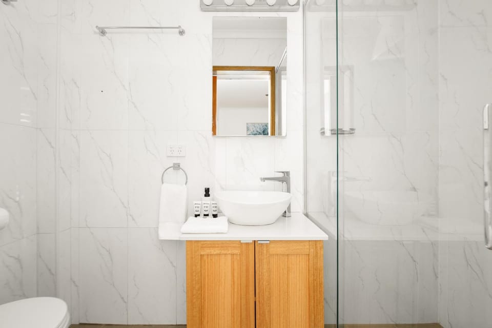 Stylish Inner City 2-Bed Unit by Fig Lane Park Apartment in Sydney