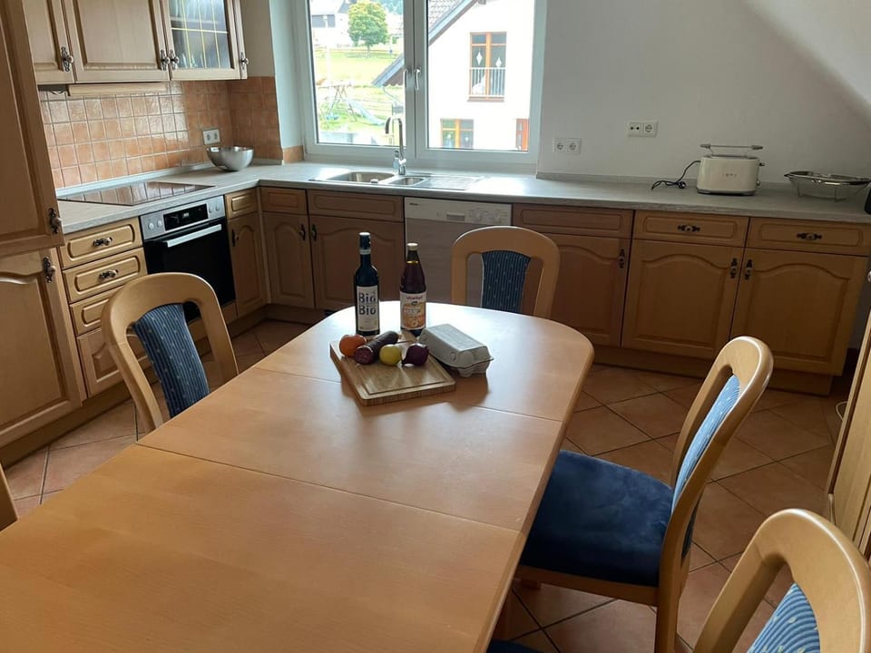 Kitchen or kitchenette, Dining area