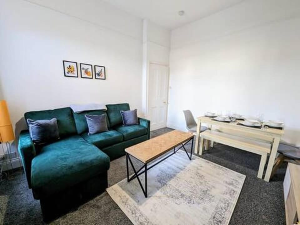 Enjoy 3 BR home perfect for family work & friends Apartment in Sunderland
