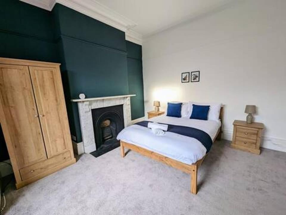 Enjoy 3 BR home perfect for family work & friends Apartment in Sunderland