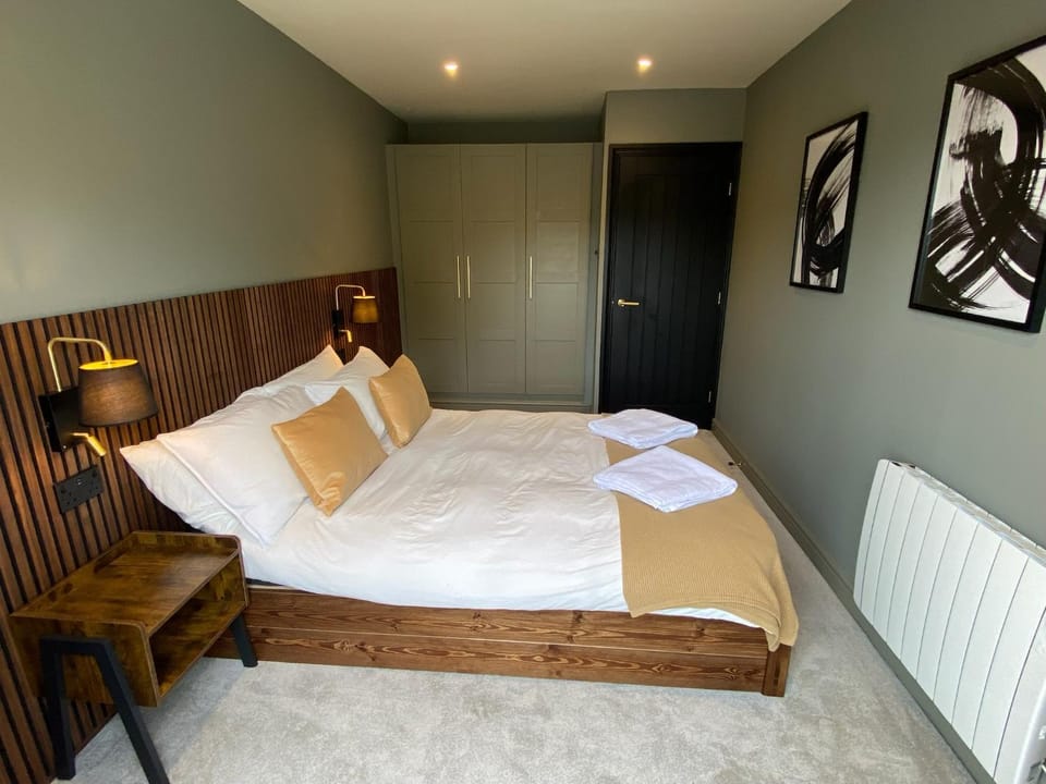 Bed, Bedroom, towels, wardrobe