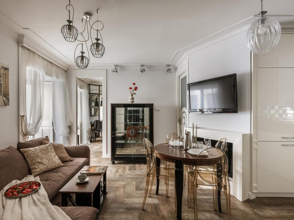 TV and multimedia, Living room, Seating area, Dining area