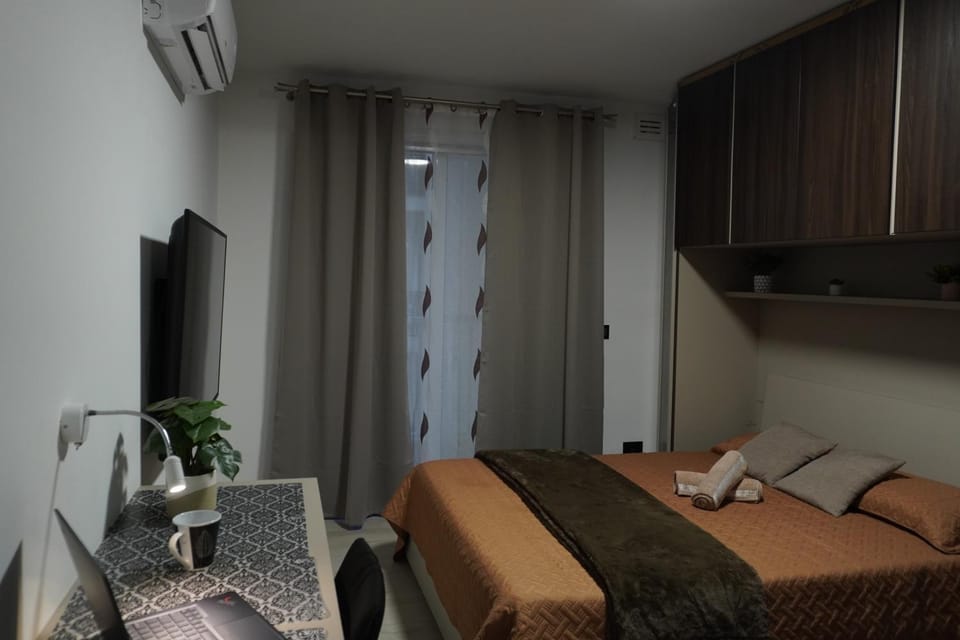 Bed, TV and multimedia, Photo of the whole room, Bedroom, air conditioner