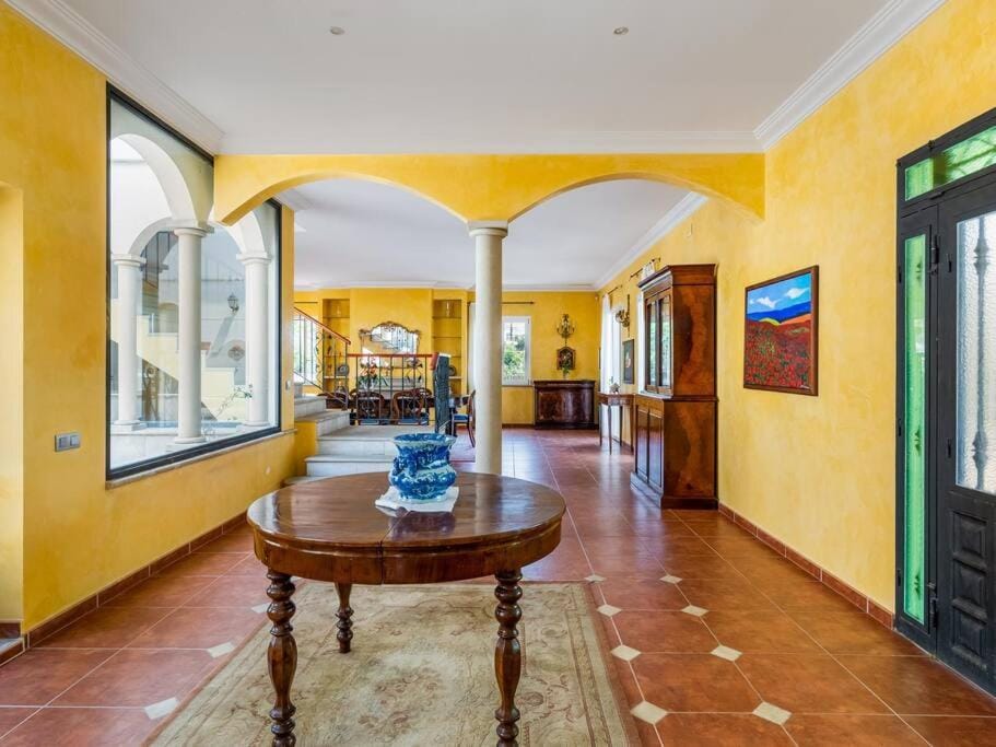 Seating area, Dining area