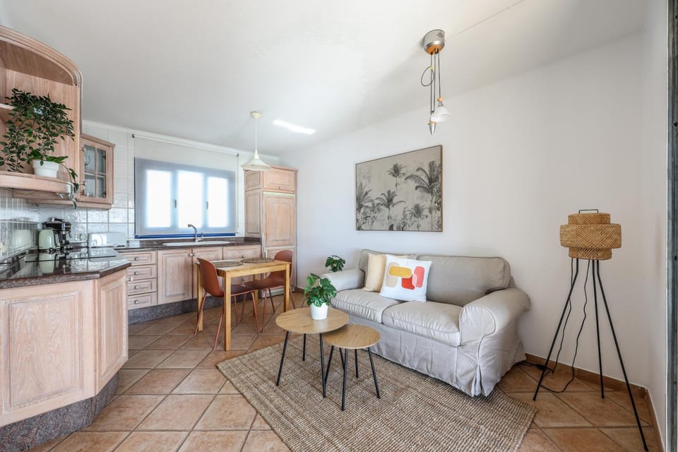 Kitchen or kitchenette, Dining area, stove