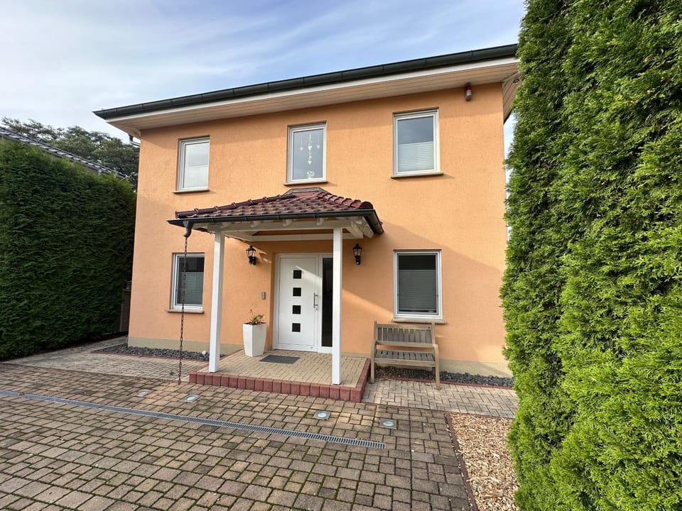 Property building, Facade/entrance, Day
