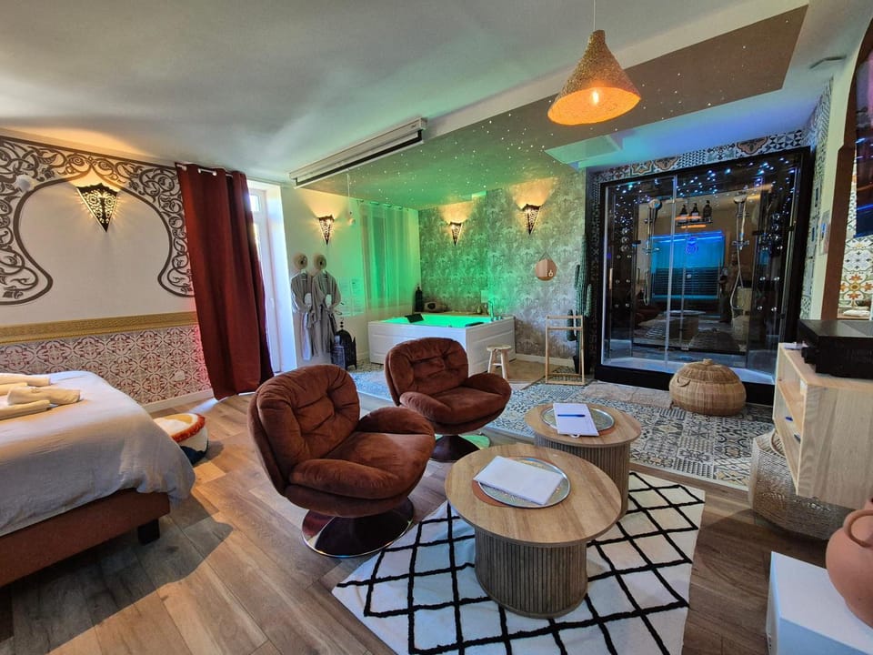 Suite Luxe Spa Balneo Sauna Hammam Projecteur Apartment in Auvergne-Rhône-Alpes