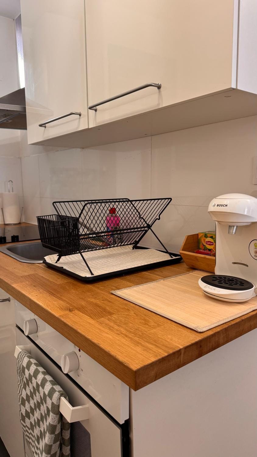 Coffee/tea facilities, Kitchen or kitchenette, stove