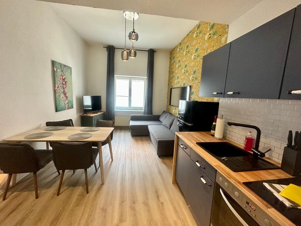 TV and multimedia, Kitchen or kitchenette, Living room, Seating area, Dining area