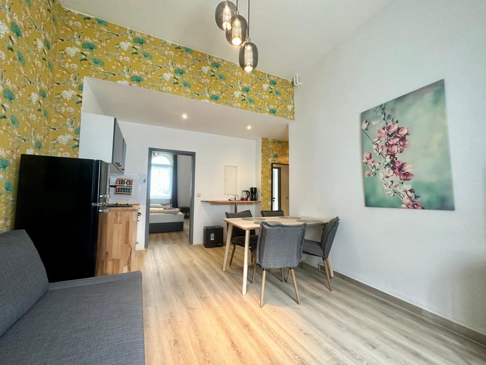 Kitchen or kitchenette, Living room, Seating area, Dining area