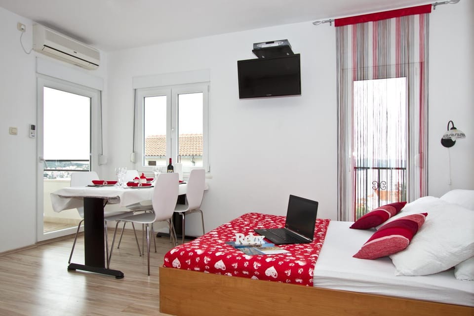 Villa Yvonne Apartment in Okrug Gornji