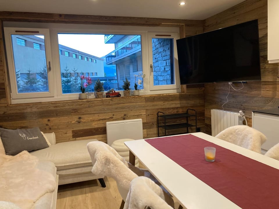 Communal lounge/ TV room, TV and multimedia, Living room, Seating area, Dining area, Evening entertainment