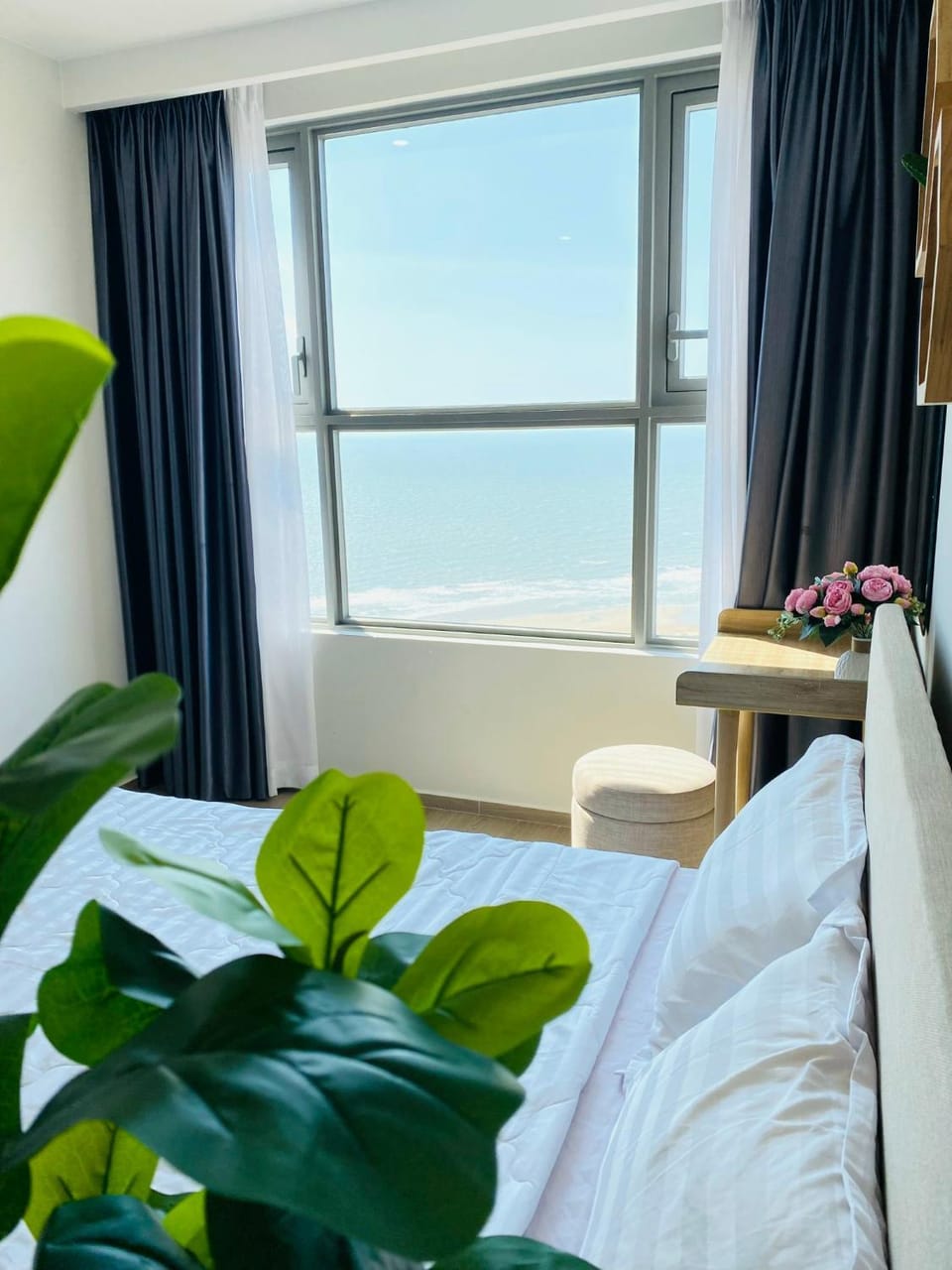 Bed, Natural landscape, Photo of the whole room, Bedroom, Sea view, hair dresser