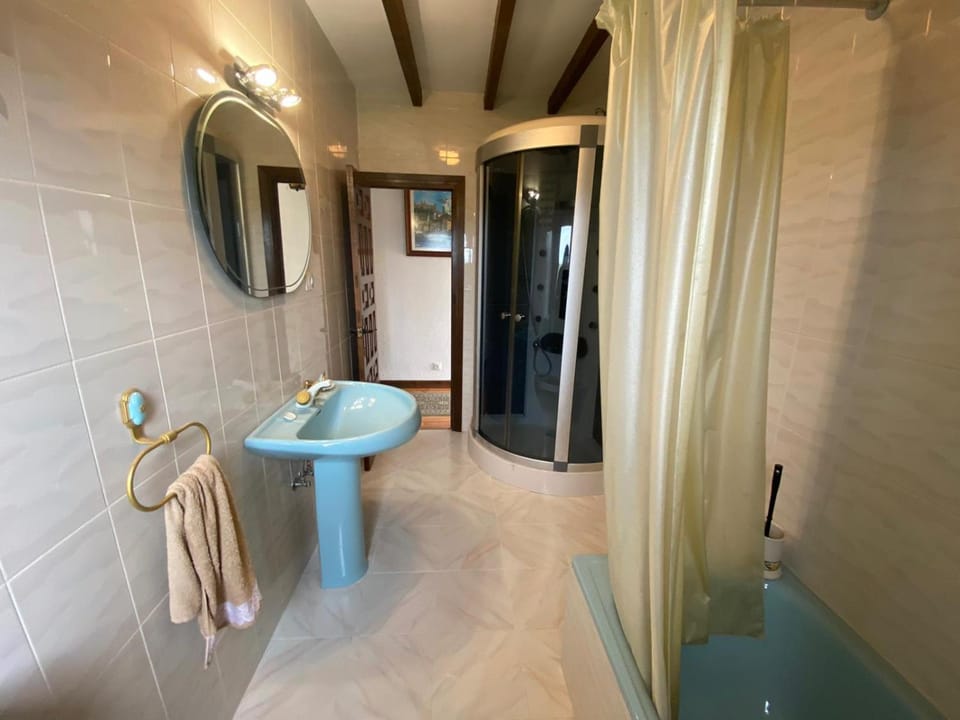 Shower, Toilet, Bathroom, Bath, towels