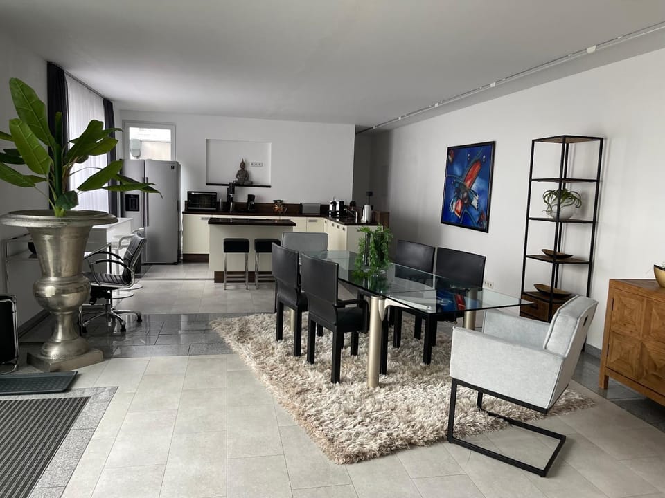 Kitchen or kitchenette, Seating area