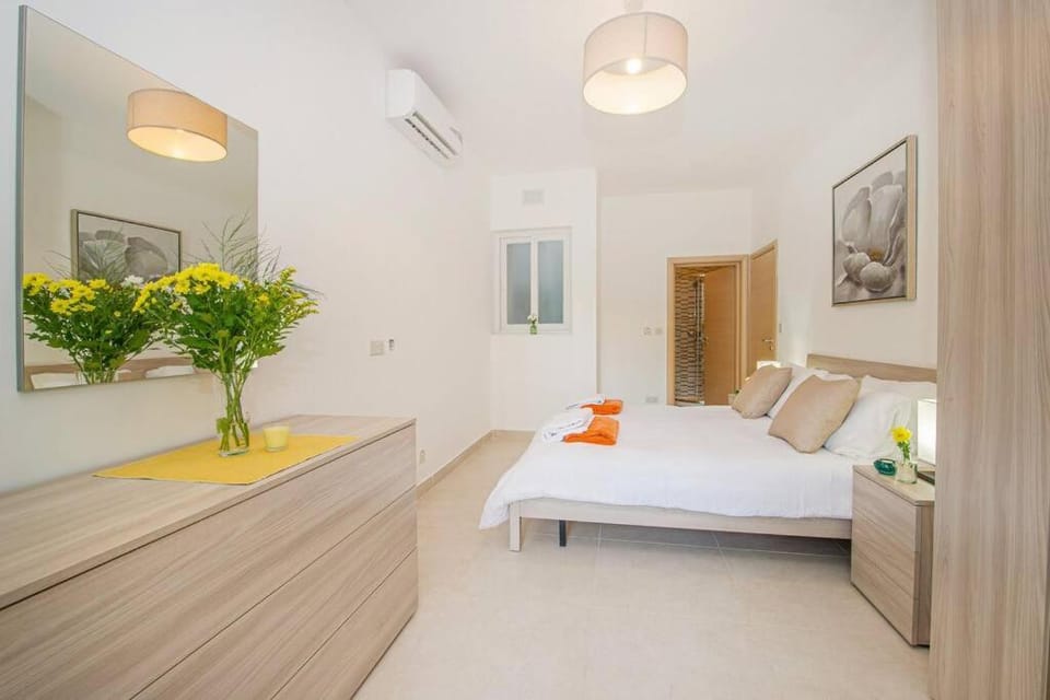 Photo of the whole room, Bedroom, air conditioner