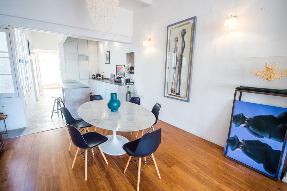 Kitchen or kitchenette, Seating area