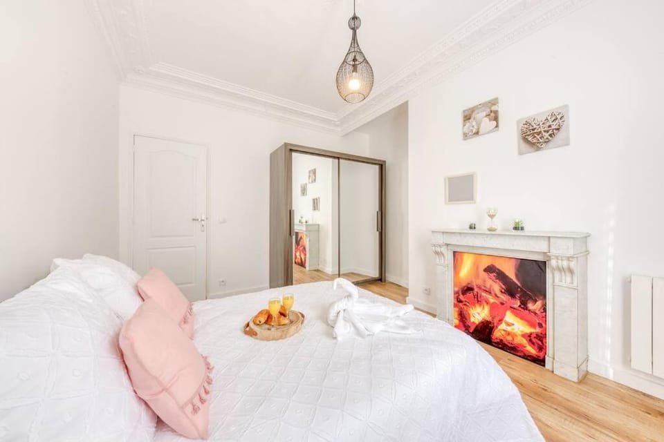 Bed, Bedroom, towels, wardrobe