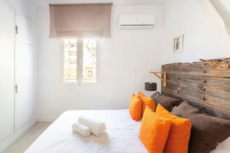 Bed, Photo of the whole room, Bedroom, heating, towels, air conditioner