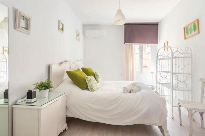 Bed, Photo of the whole room, Bedroom, heating, towels, air conditioner