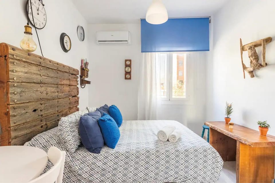 Bed, Photo of the whole room, Seating area, Bedroom, heating, towels, air conditioner