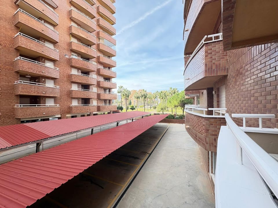 Property building, Day, Balcony/Terrace