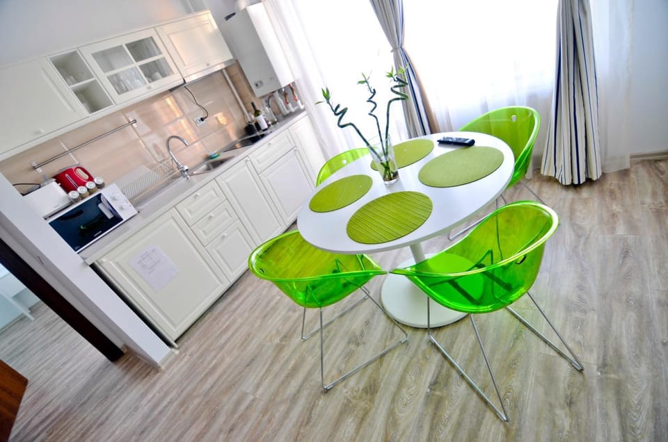 Day, Coffee/tea facilities, Kitchen or kitchenette, Living room, Seating area, Dining area