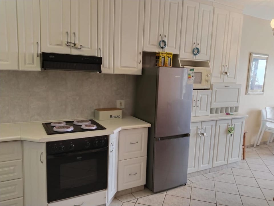 Kitchen or kitchenette, minibar
