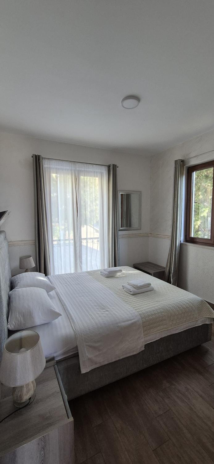 Bed, Bedroom, towels