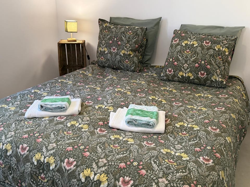 Bed, Bedroom, towels