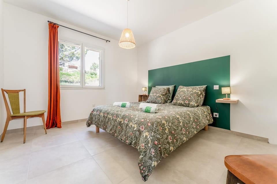 Photo of the whole room, Bedroom