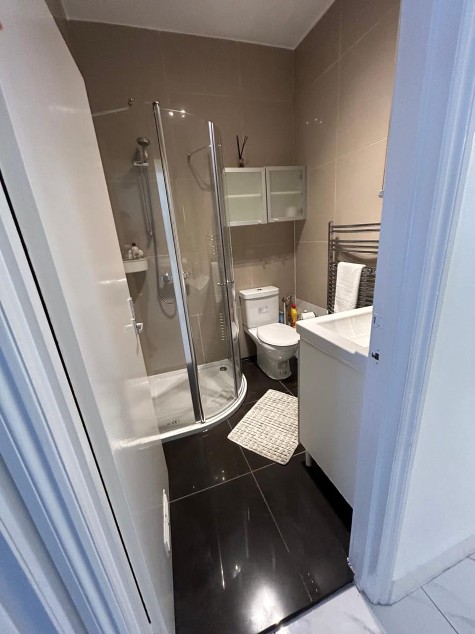 Shower, Toilet, Bathroom, Bath, bidet, towels