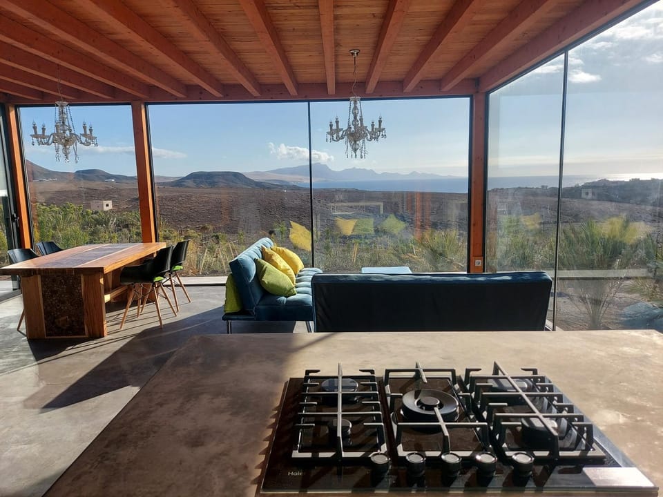 Day, Natural landscape, Living room, Seating area, Dining area, Mountain view
