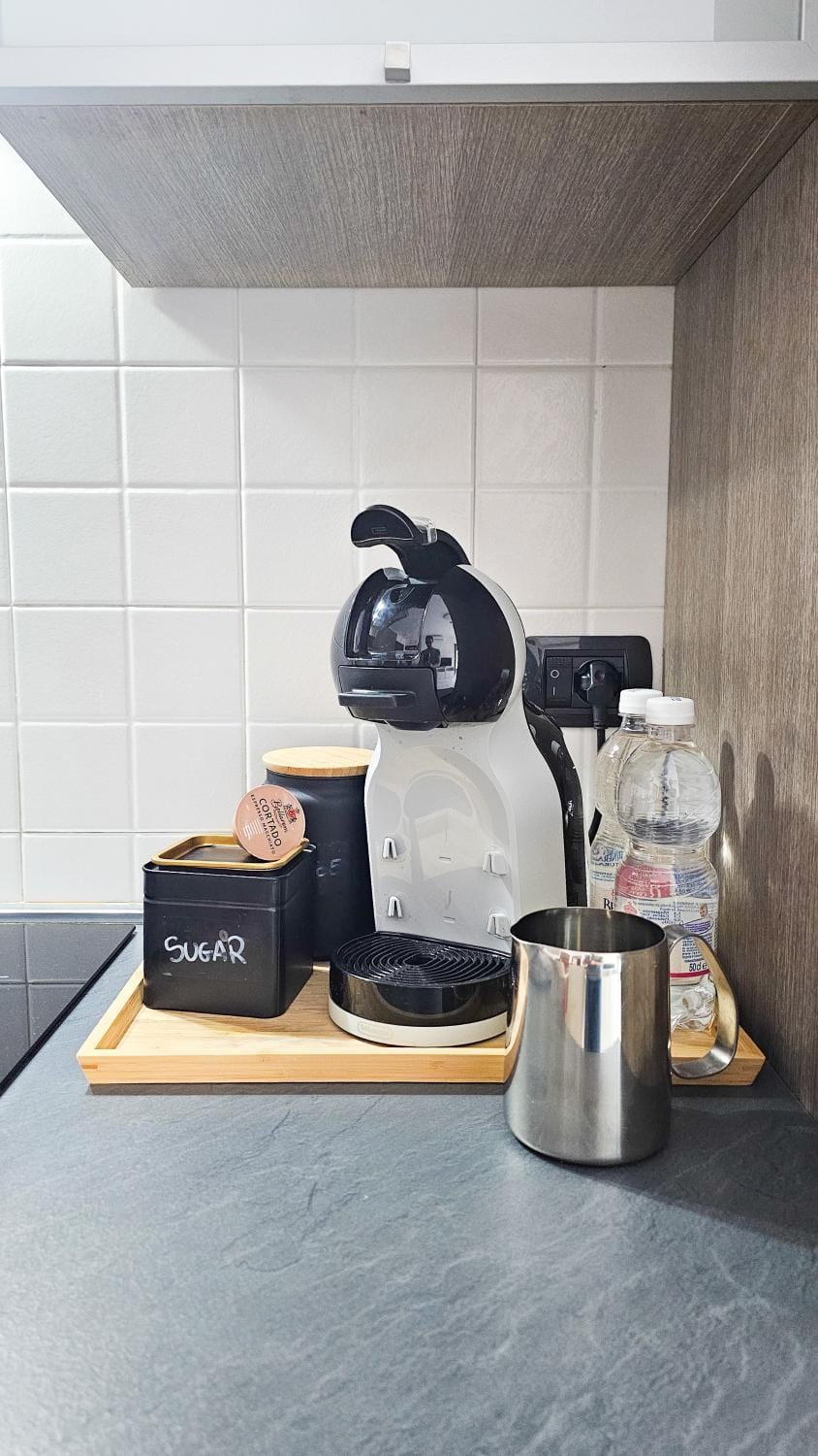 Coffee/tea facilities, Food and drinks, Food