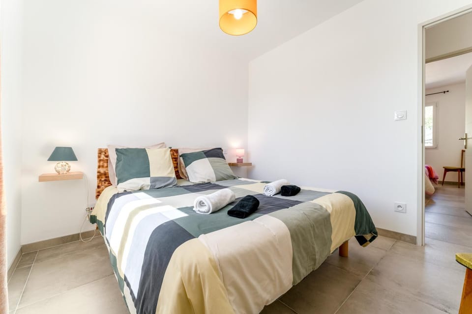 Bedroom, storage, towels