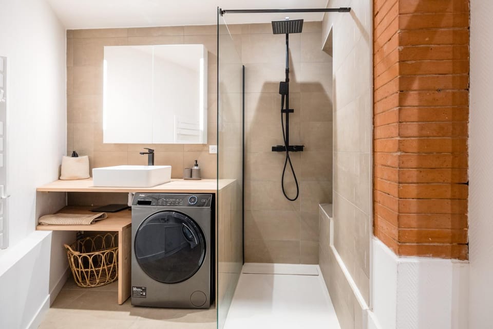 Bathroom, towels, washing machine
