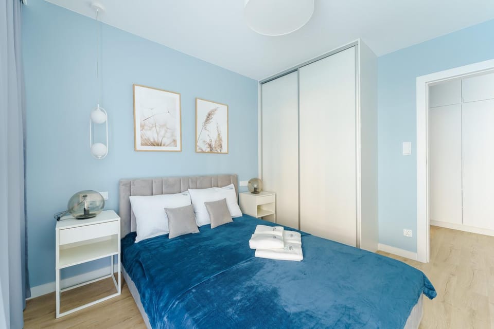 Bed, Bedroom, towels, wardrobe