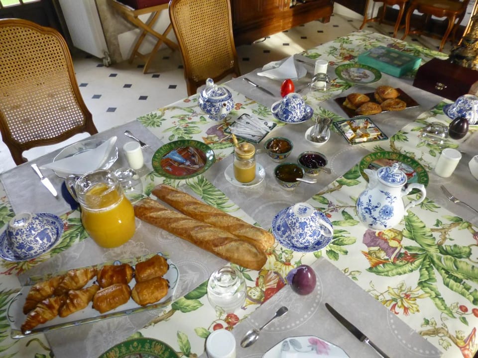 Area and facilities, Continental breakfast