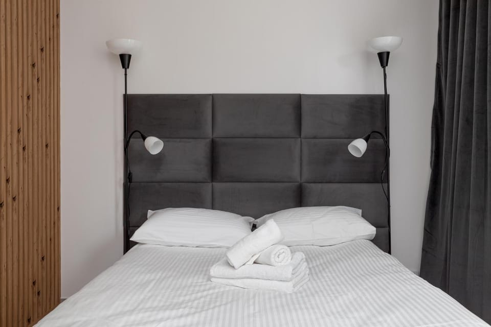 Bed, Photo of the whole room, Bedroom, towels