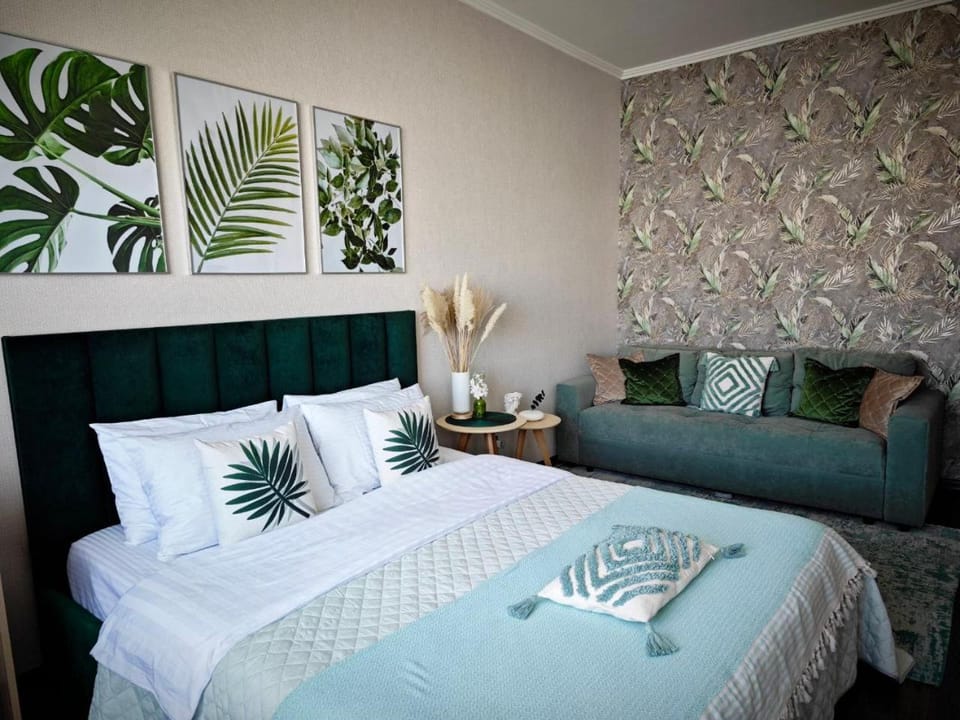 Bed, Living room, Photo of the whole room, Seating area, Bedroom